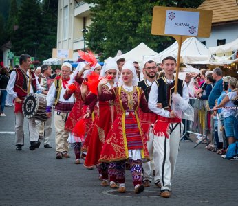 Barwny korowód z okazji TKB przeszedł przez Wisłę